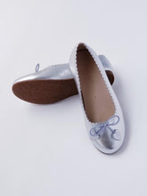 Load image into Gallery viewer, Girl's silver scallop ballet flats