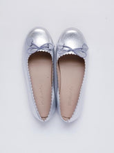Load image into Gallery viewer, Girl's silver scallop ballet flats