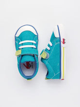 Load image into Gallery viewer, Boy&#39;s green sneakers
