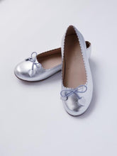 Load image into Gallery viewer, Girl&#39;s silver scallop ballet flats
