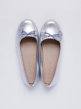 Load image into Gallery viewer, Girl&#39;s silver scallop ballet flats

