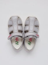 Load image into Gallery viewer, Girl&#39;s silver glitter sandals
