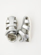 Load image into Gallery viewer, Girl&#39;s silver sandals
